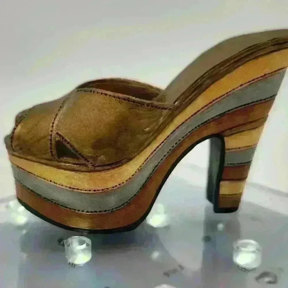 One Right Shoe Is All You Need If It's This Magnetic Allure Miniature Shoe!
